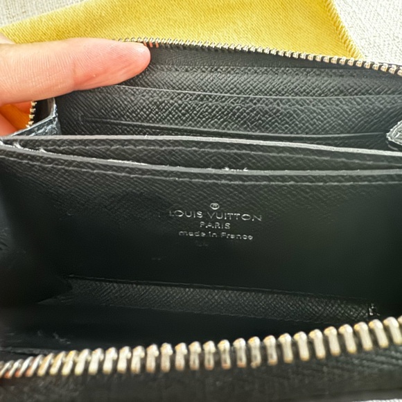 LOUIS VUITTON TAIGA LEATHER - Picture 3 of 6
